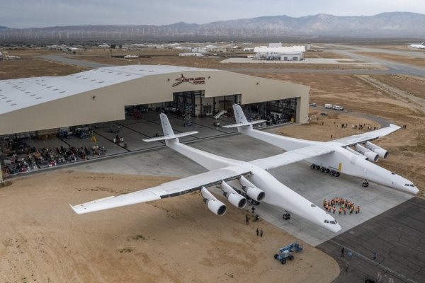 Самый большой в мире самолет совершил свой первый полет